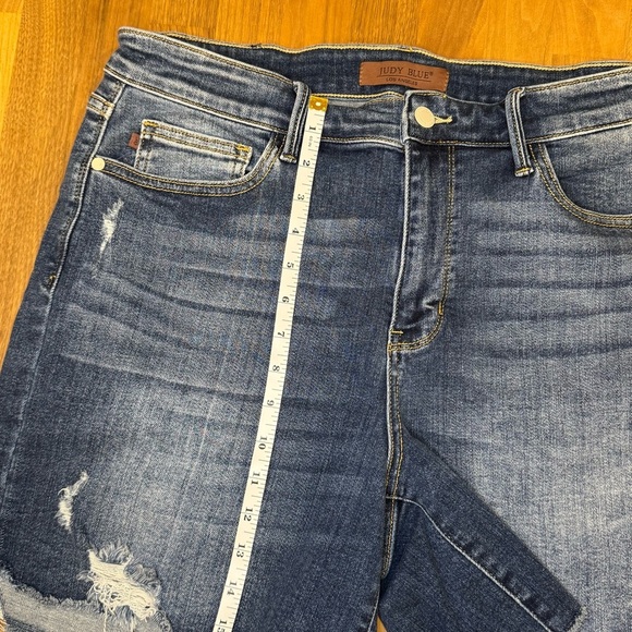 Judy Blue 1XL Distressed Jean Shorts – Raw Hem, Stretchy & Flattering! - Picture 5 of 6
